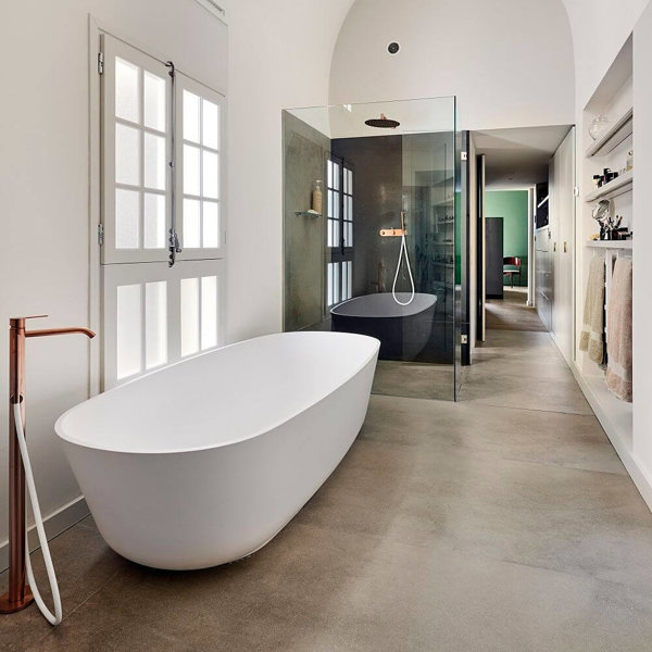 Un baño grande también es acogedor: 5 consejos para decorar (y reformar) sin sensación de vacío