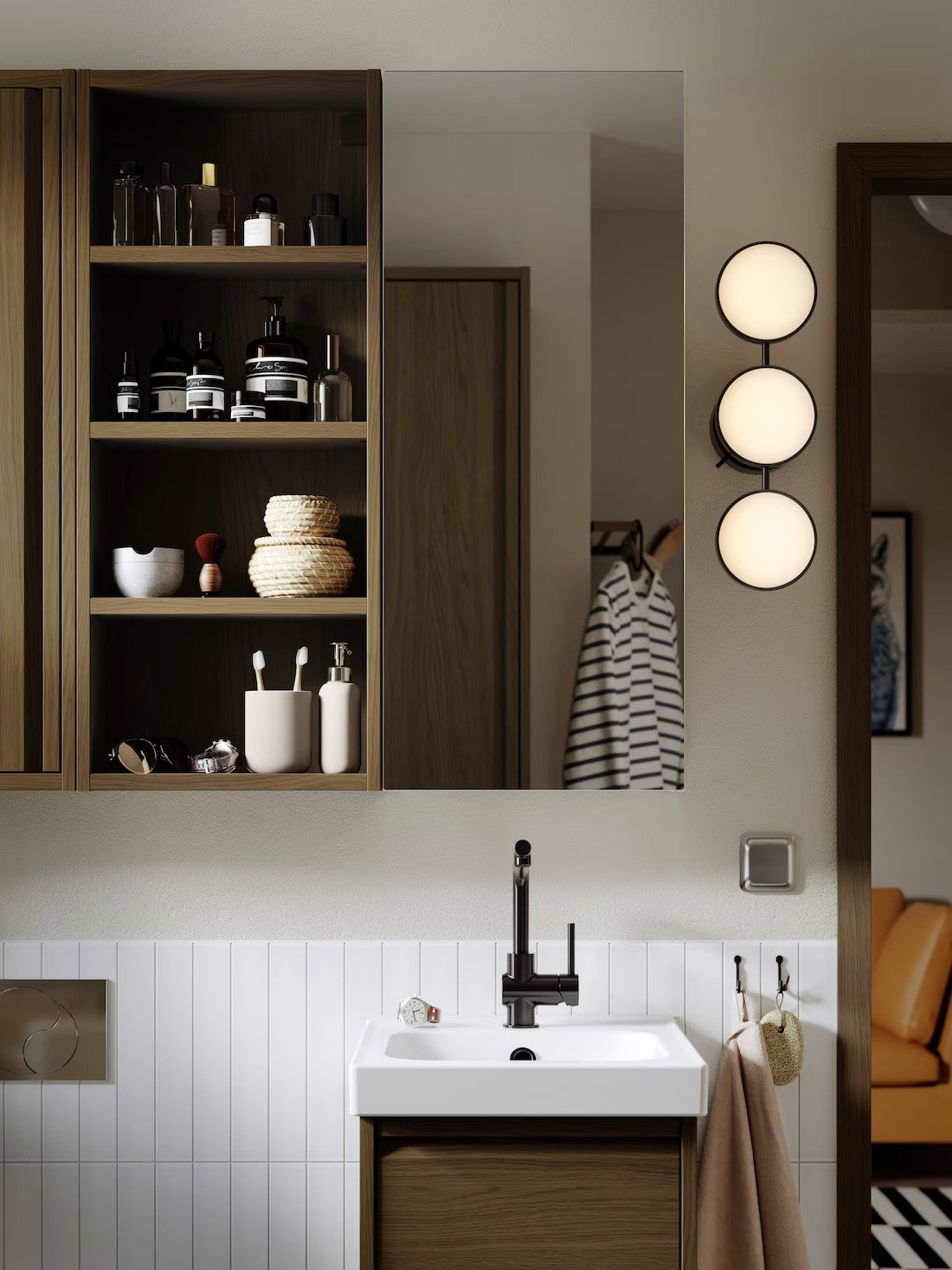 baño pequeño con muebles de madera IKEA
