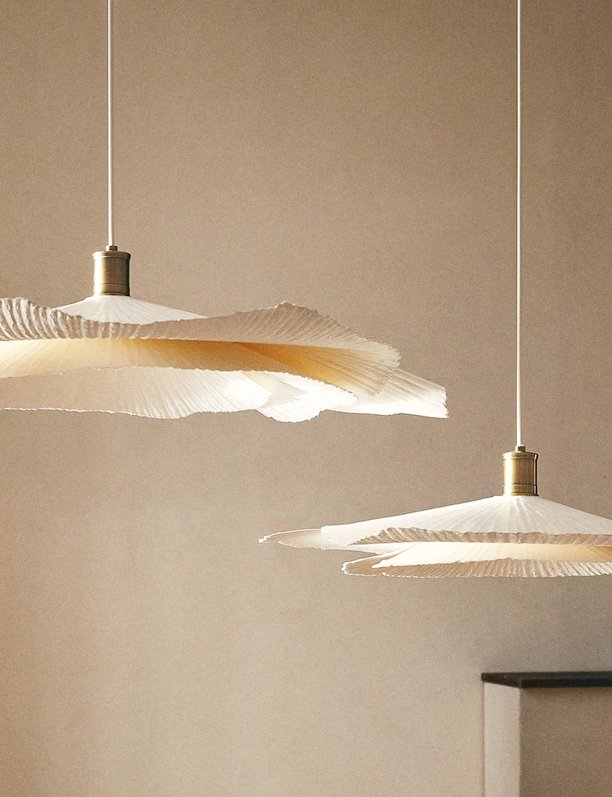 Zara Home nos ha creado una nueva necesidad: la lámpara de techo de papel (de la que todos hablan) con formas orgánicas y perfecta para cualquier estancia