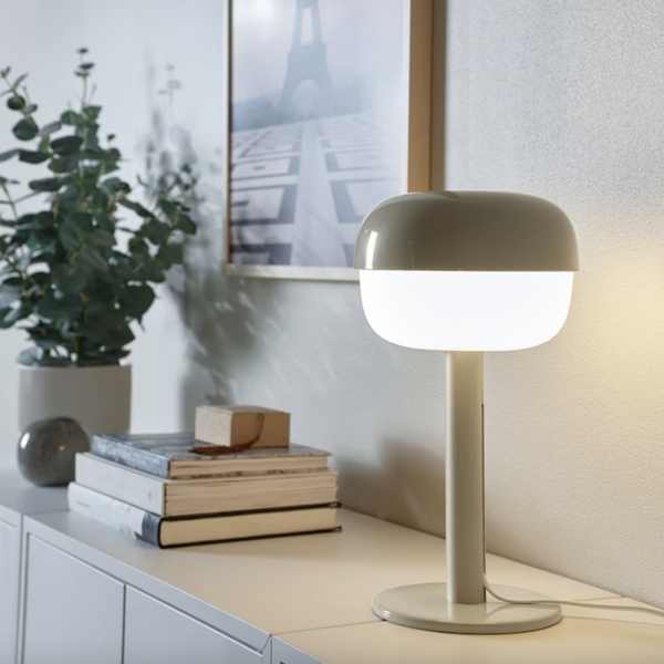 IKEA rebajó el precio de la lámpara de estilo retro que todos los modernos tienen en sus casas