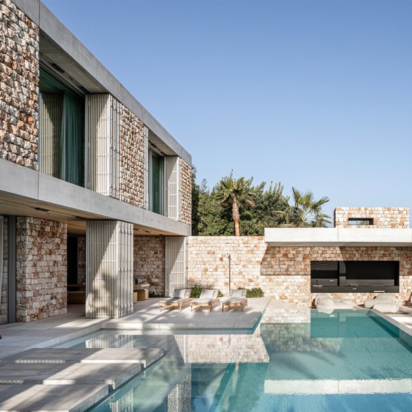 Descubre estas 8 impresionantes casas con terraza y piscina que se convertirán en la envidia del verano 