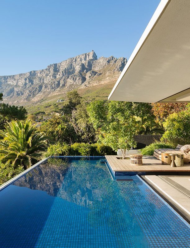 Descubre estas 8 impresionantes casas con terraza y piscina que se convertirán en la envidia del verano 