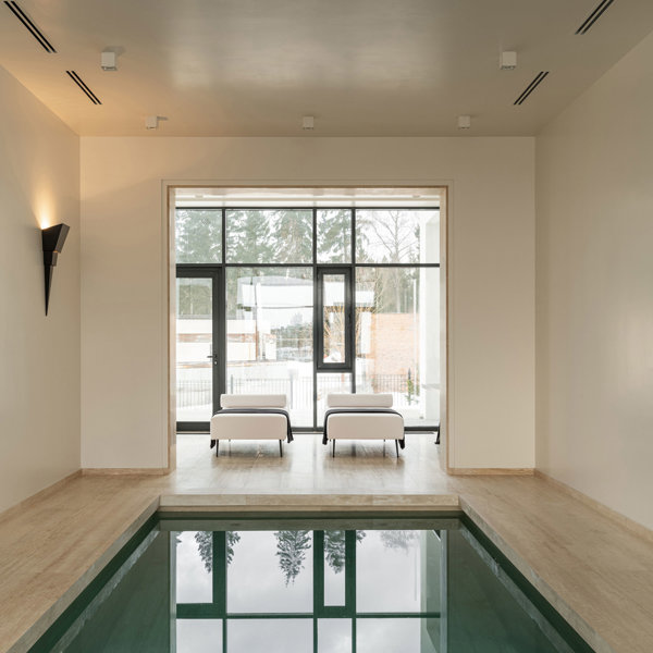 7 diseños ALUCINANTES de piscinas de interior que invitan a disfrutar de cada rincón de tu casa durante todo el año