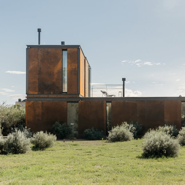 Una casa modular unifamiliar que se mimetiza con el paisaje: esta vivienda hecha a medida disfruta de interiores amplios y luminosos