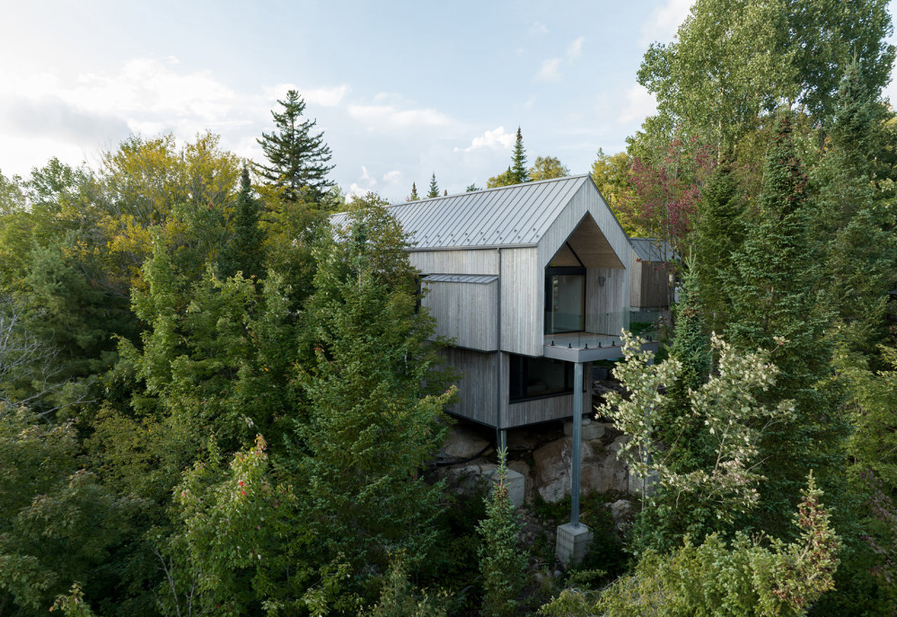 Una cabaña de madera moderna que respeta su entorno y desafía convencionalismos