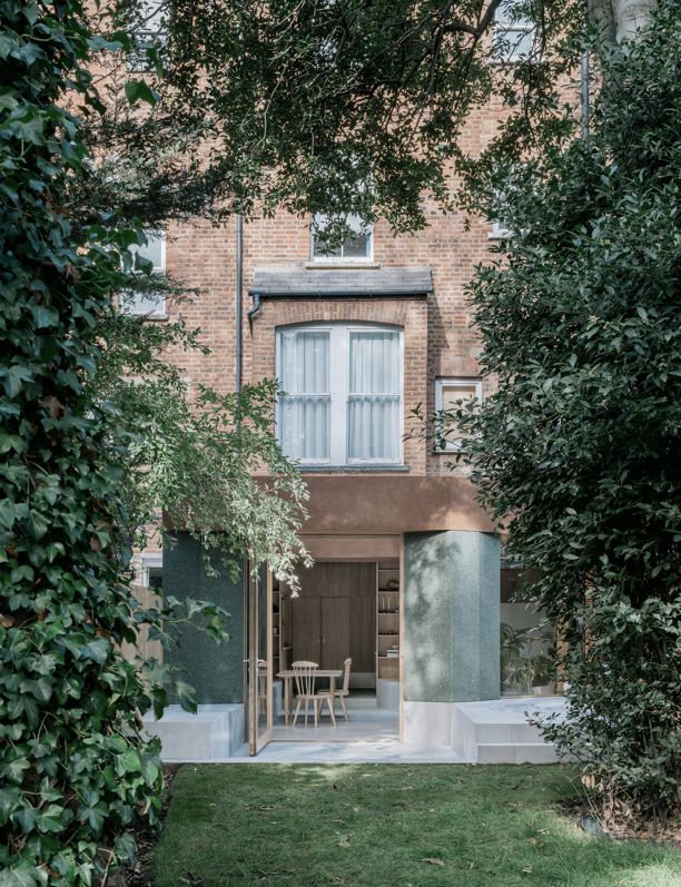 Un oasis de texturas en la elegante ampliación de una casa de estilo victoriano en Londres